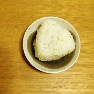 梅と胡麻の塩むすび♡